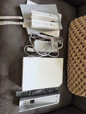Nintendo Wii Console Bundle in White with Remotes